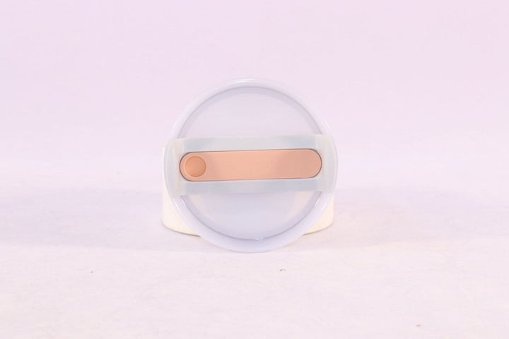 Round device with a metallic strip on a light purple background
